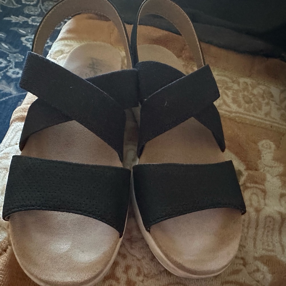 Beautiful black lede stride sandals in pristine condition  size 7